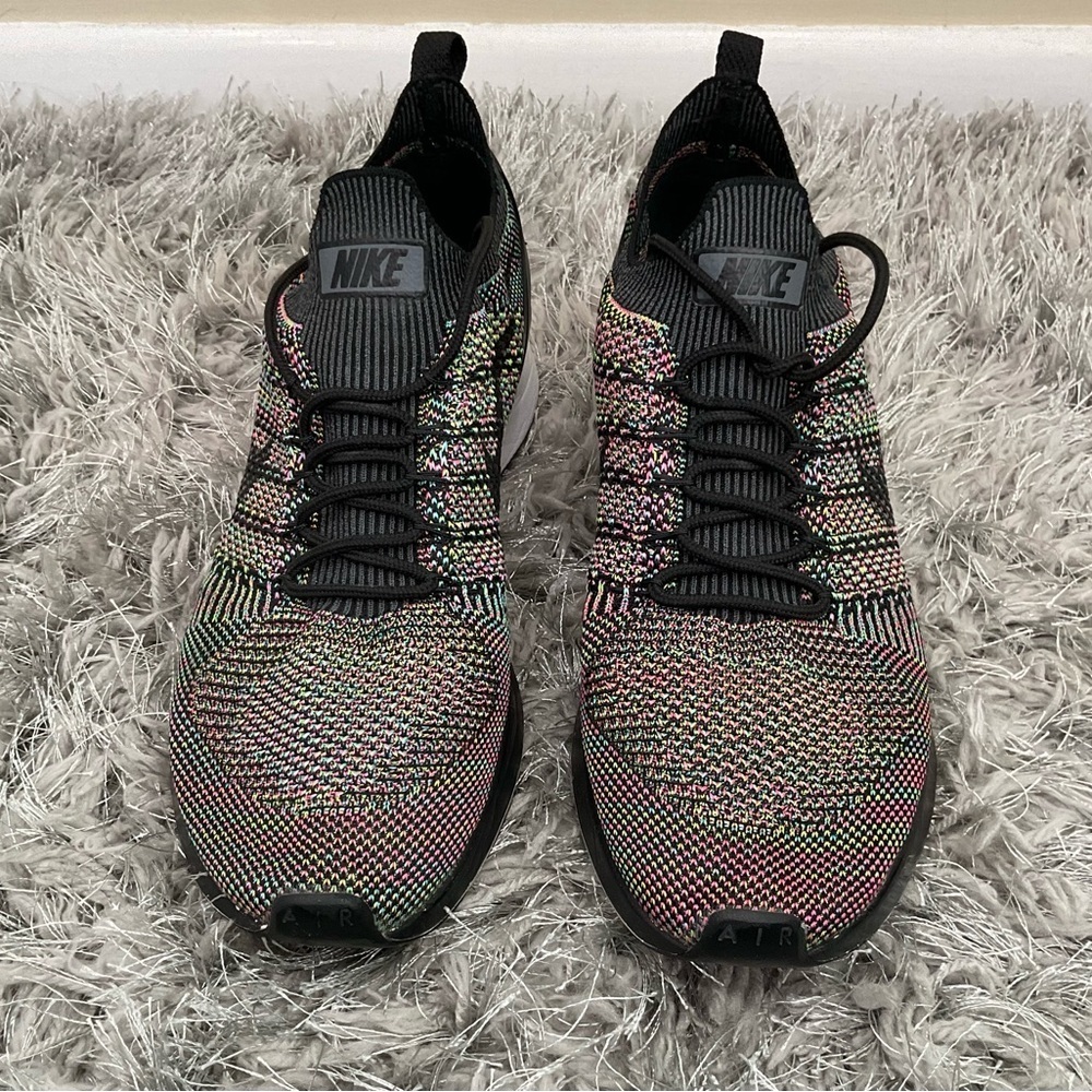 EUC AIR ZOOM MARIAH FLYKNIT RACER MINIMAL. MODERN. FAST.